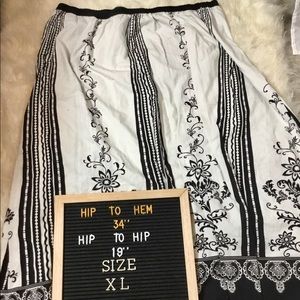 💟 Liz & Me Size 18/20 - Black & white Maxi Skirt